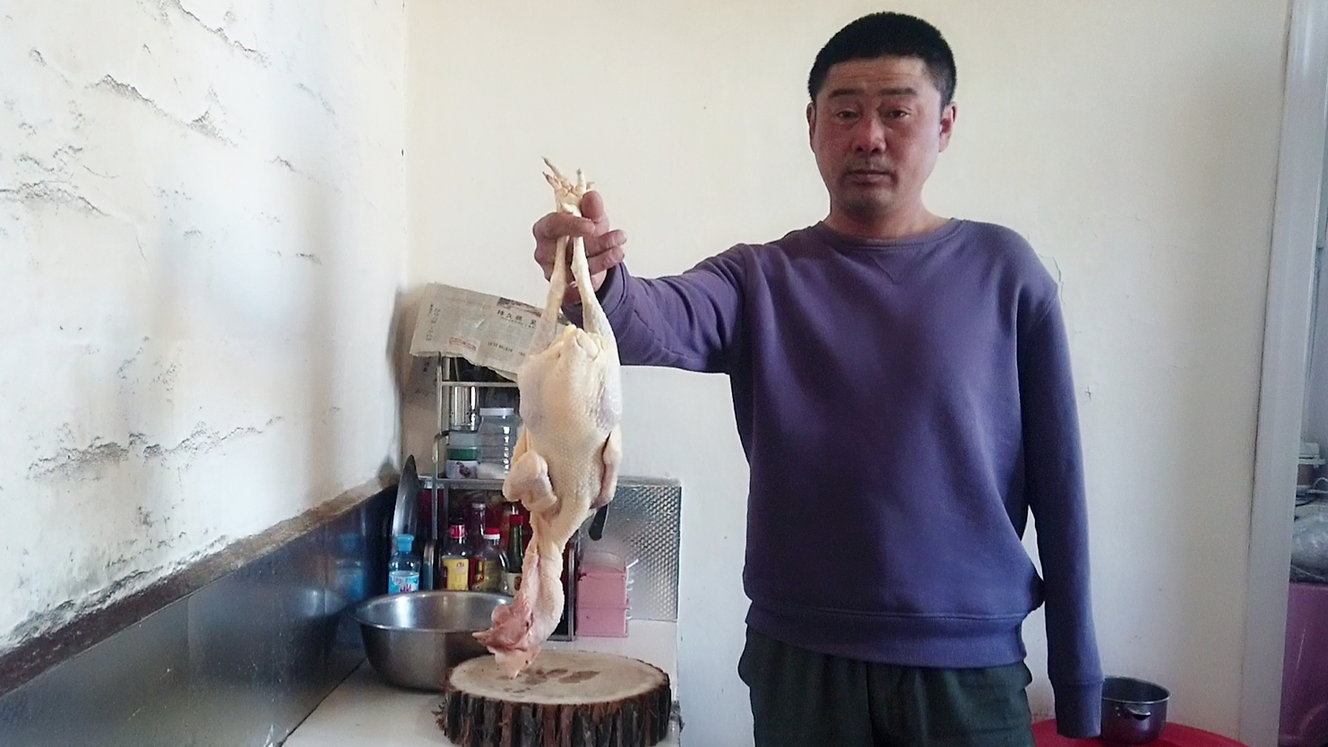 白雪茫茫小山村,大兴安岭农家土鸡配蘑菇,能做出什么样的美味?
